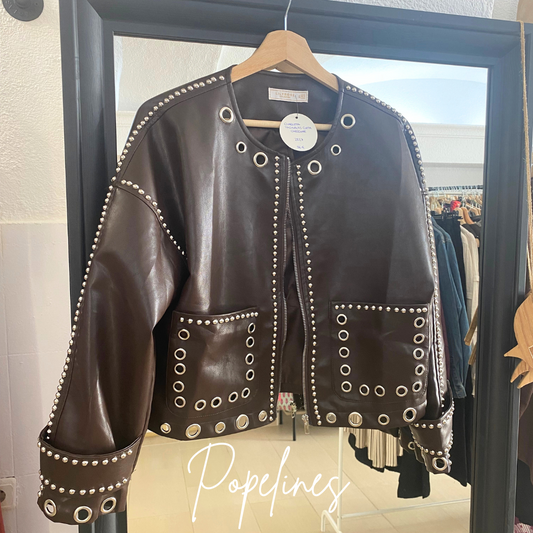 Chaqueta corta tachuelas chocolate