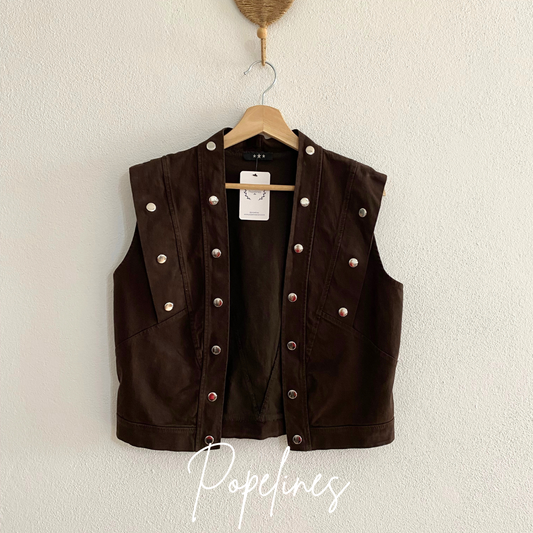 Chaleco tachuelas grandes chocolate