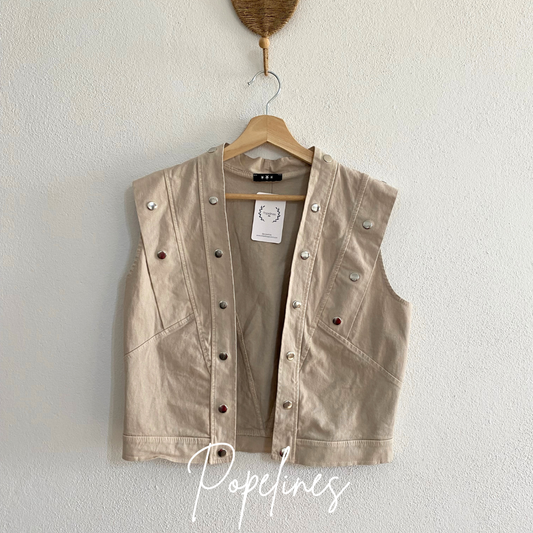 Chaleco tachuelas grandes beige