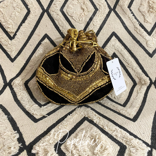 Bombonera cuentas doradas fondo chocolate