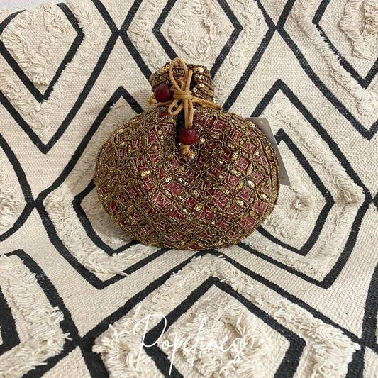 Bombonera cuentas doradas fondo burdeos