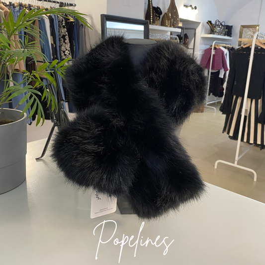 Cuello de pelo negro