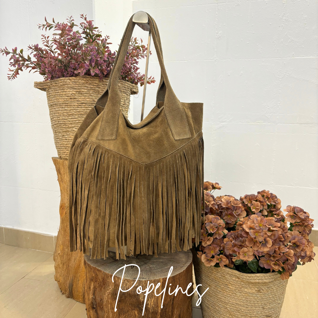 Bolso beige flecos.
