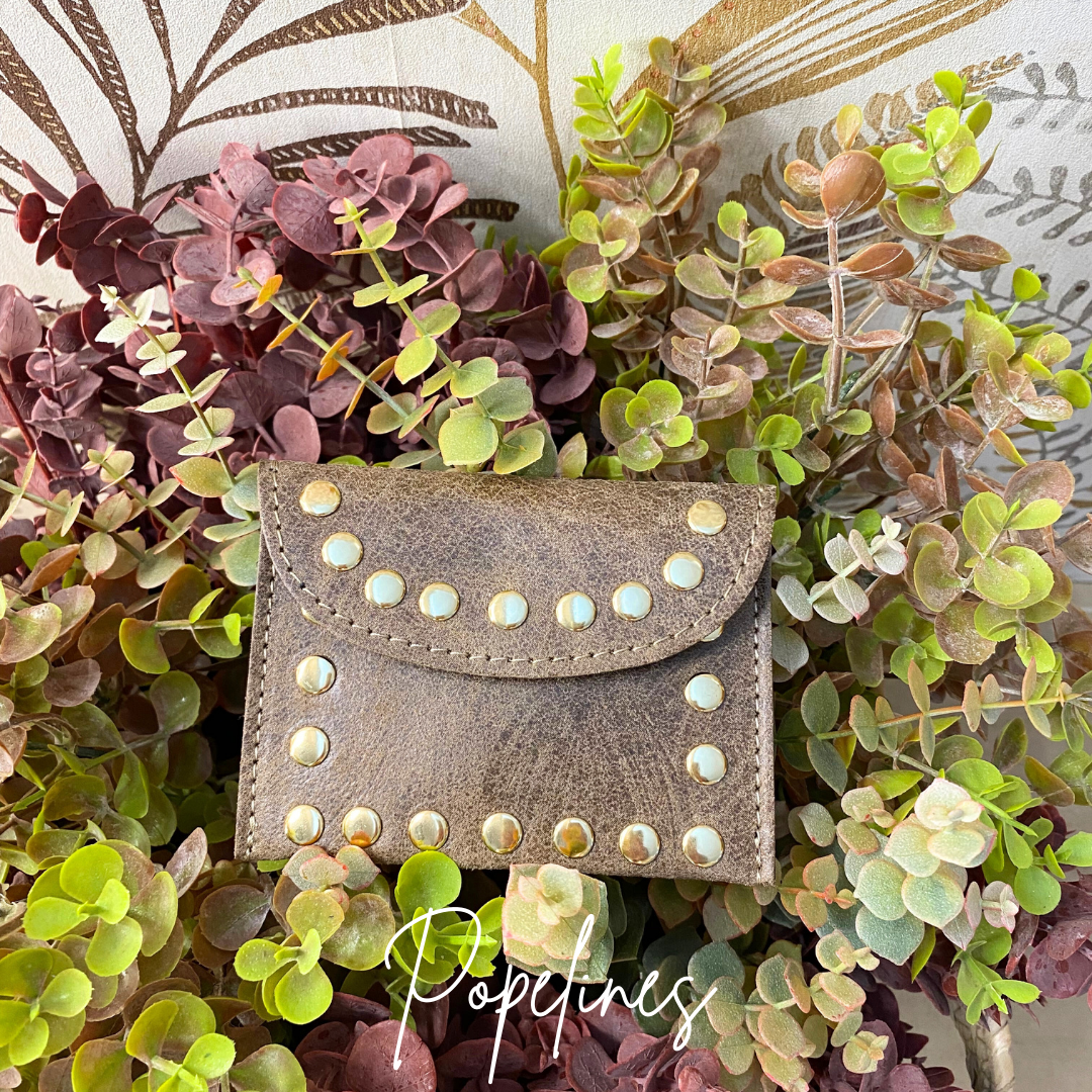 Monedero piel tachas camel A11.