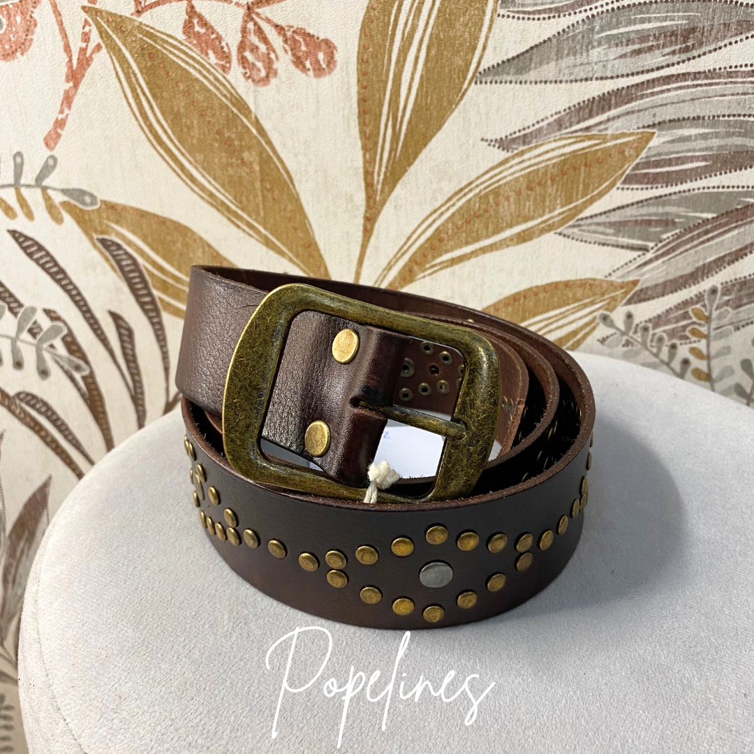 Cinturón tachuelas rombo chocolate