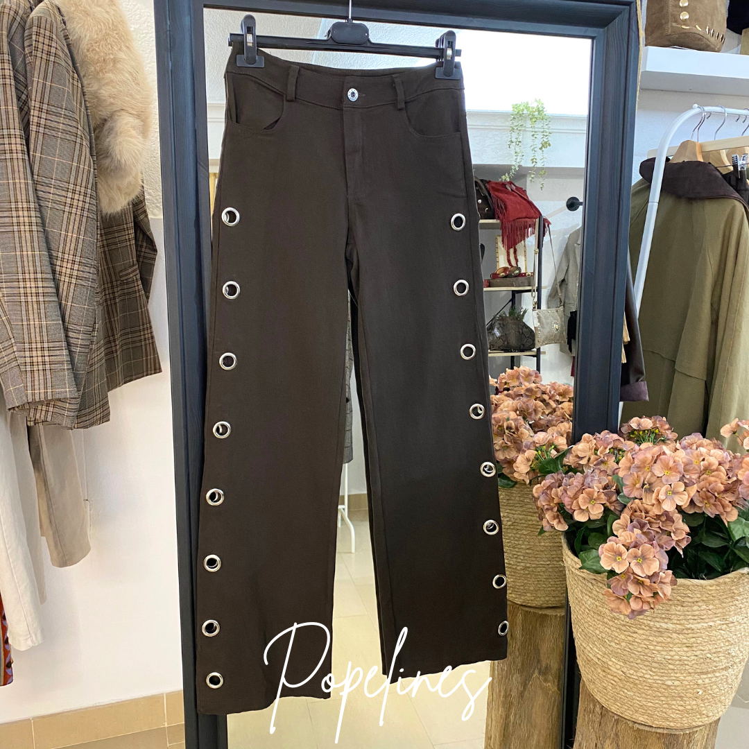 Pantalón arandelas laterales chocolate