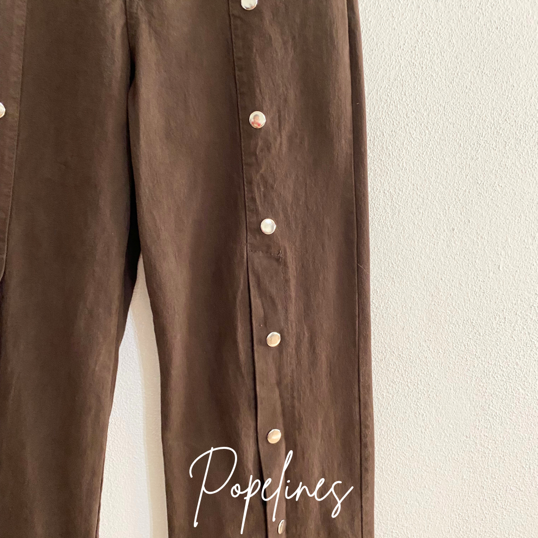Pantalón tachuela delantera chocolate