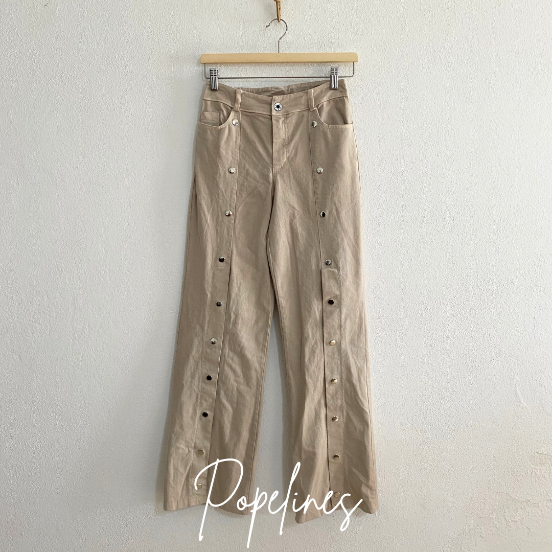 Pantalón tachuela delantera beige