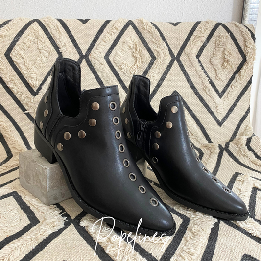 Botín tachuela negro.