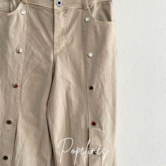 Pantalón tachuela delantera beige