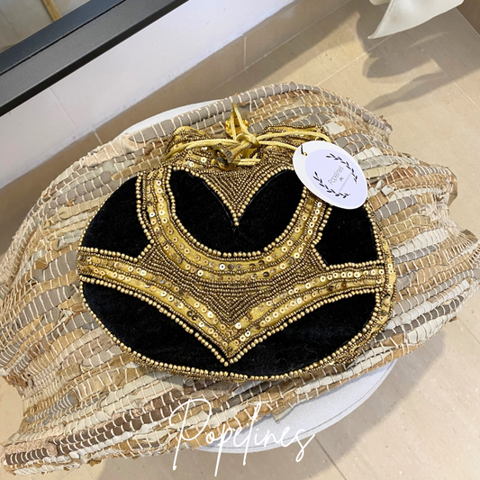 Bombonera cuentas doradas fondo negro