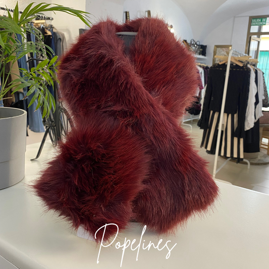 Cuello de pelo burdeos