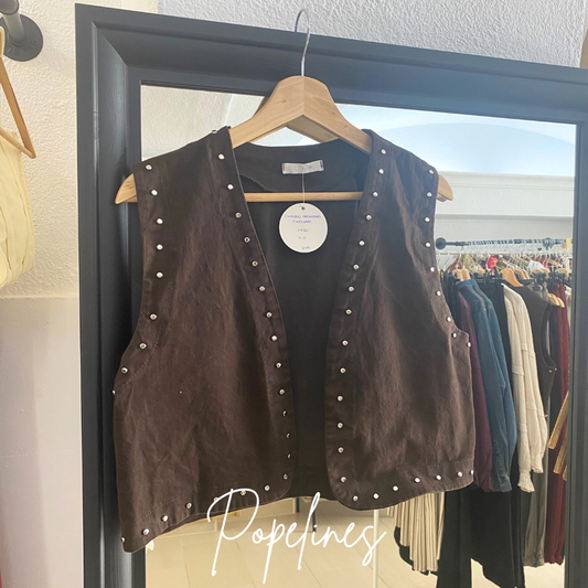 Chaleco tachuelas chocolate