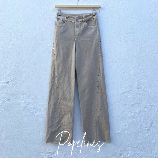 Pantalones tachuelas laterales beige