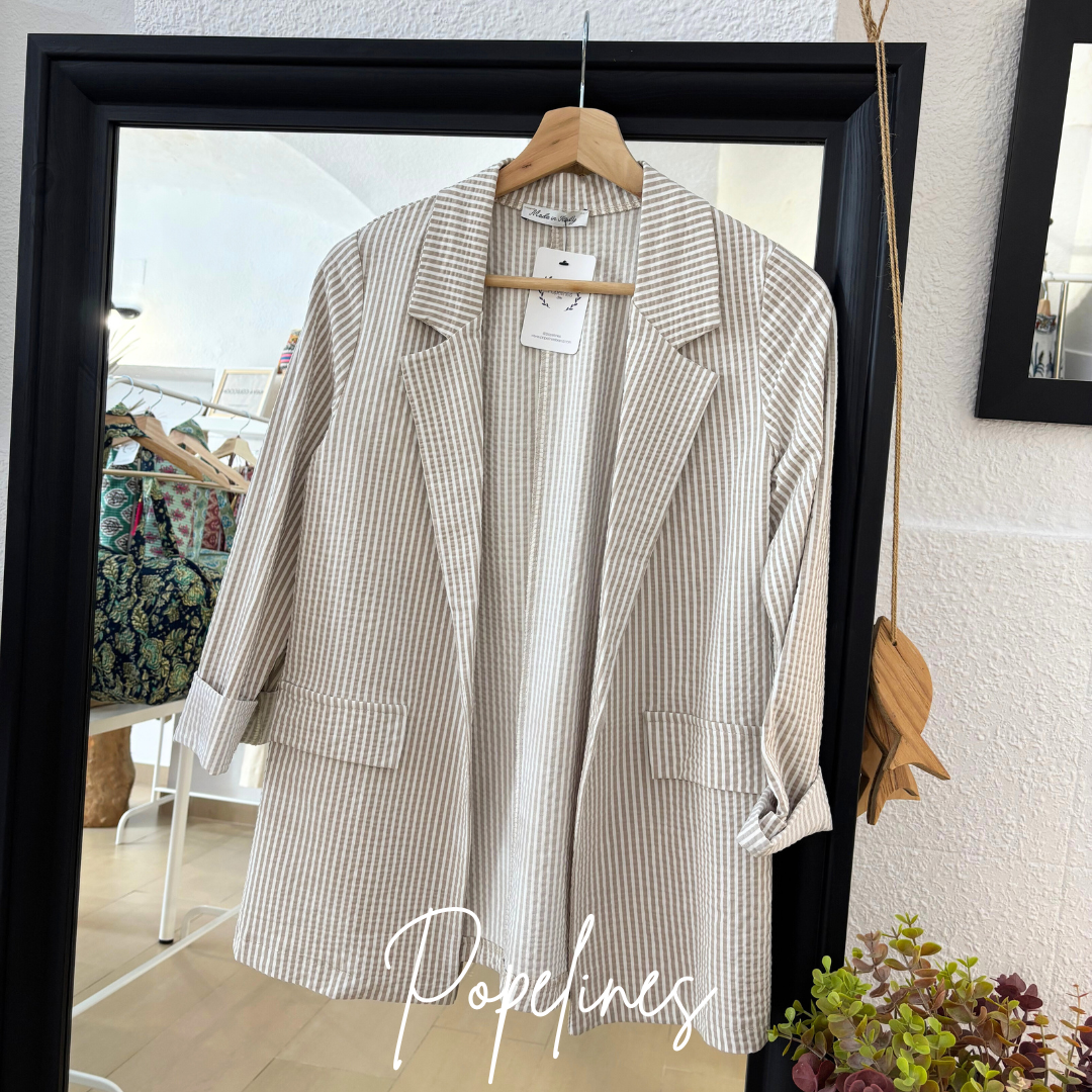 Chaqueta listas beige.