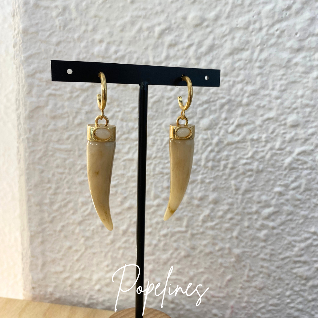 Aritos colmillo beige