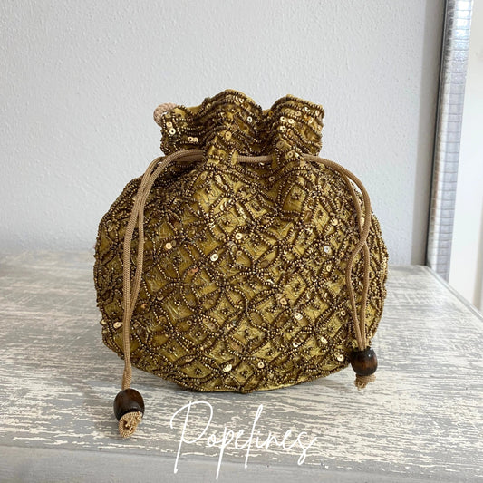 Bombonera cuentas doradas fondo beige