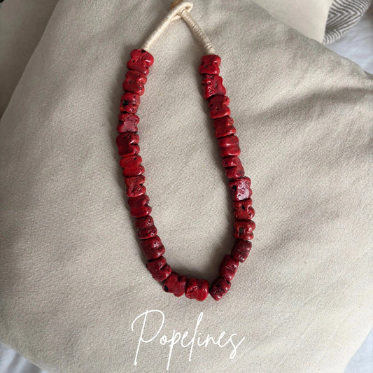 Cadena piedritas rojas