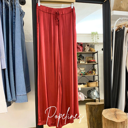 Pantalón satinado vino