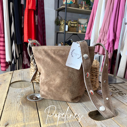 Bandolera asa tachuelas camel