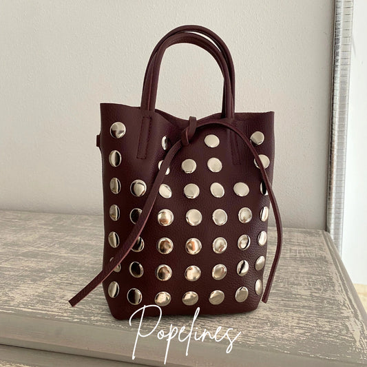 Bolso piel tachuelas burdeos