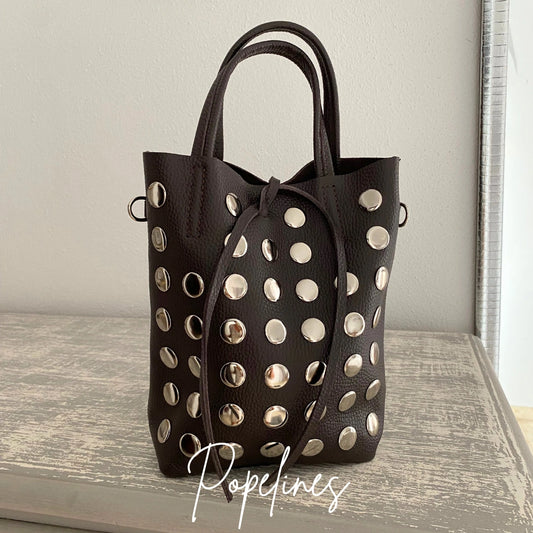 Bolso piel tachuelas chocolate