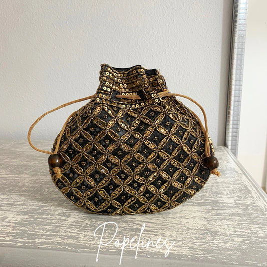 Bombonera cuentas doradas fondo negro