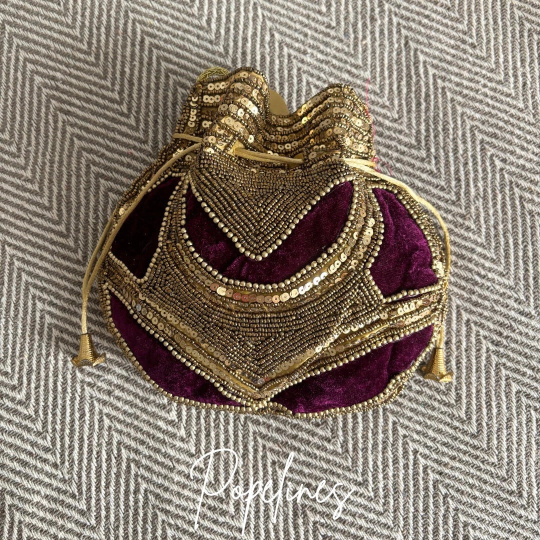 Bombonera burdeos con cuentas doradas