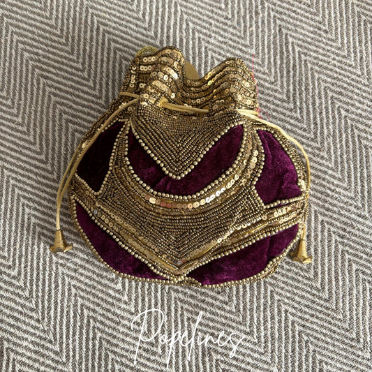 Bombonera burdeos con cuentas doradas
