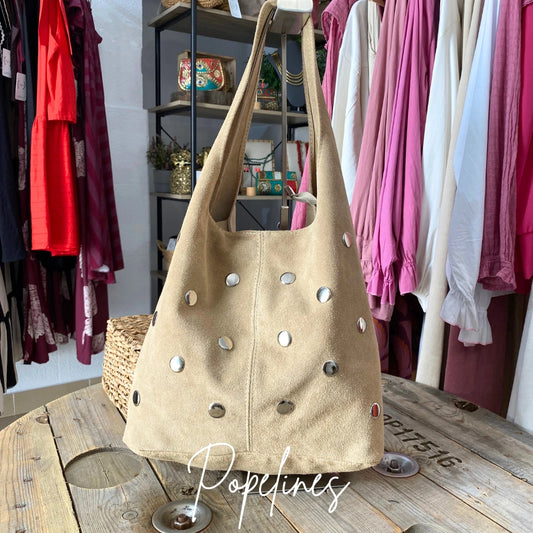 Bolso serraje tachuelas beige