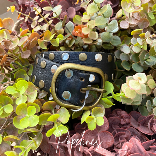 Cinturón piel tachas.