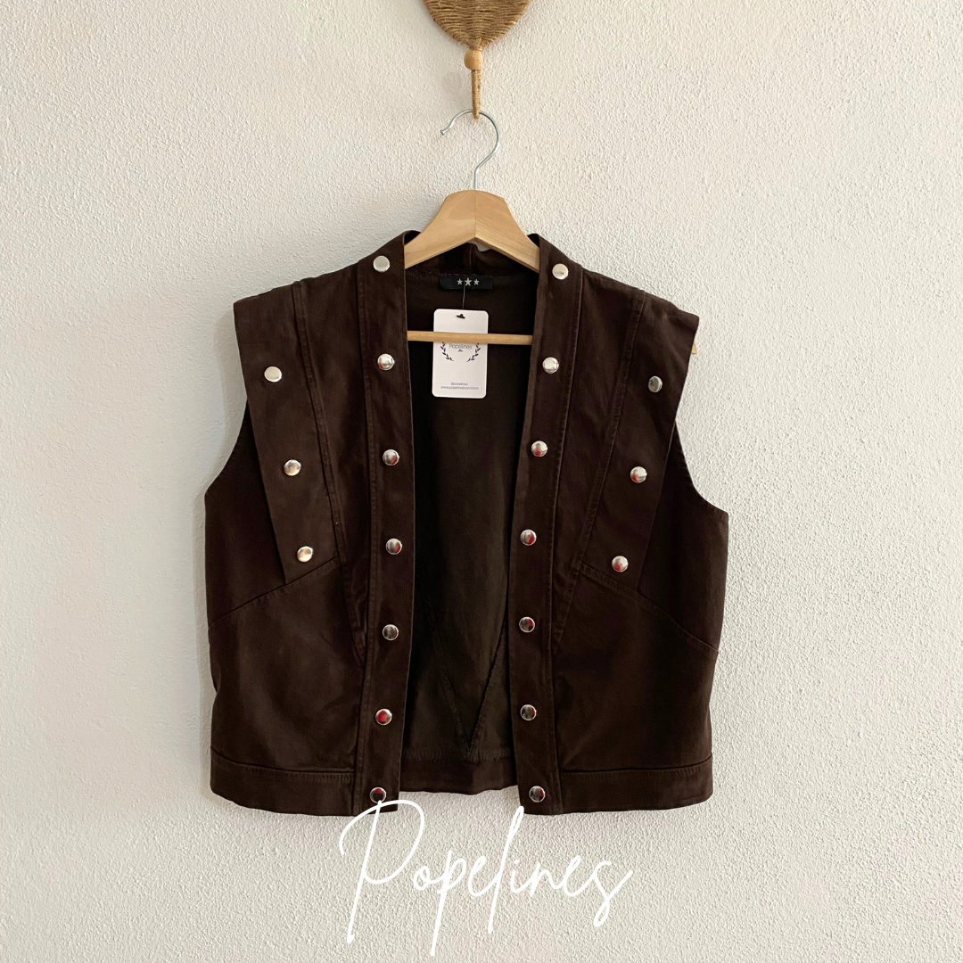 Chaleco tachuelas grandes chocolate