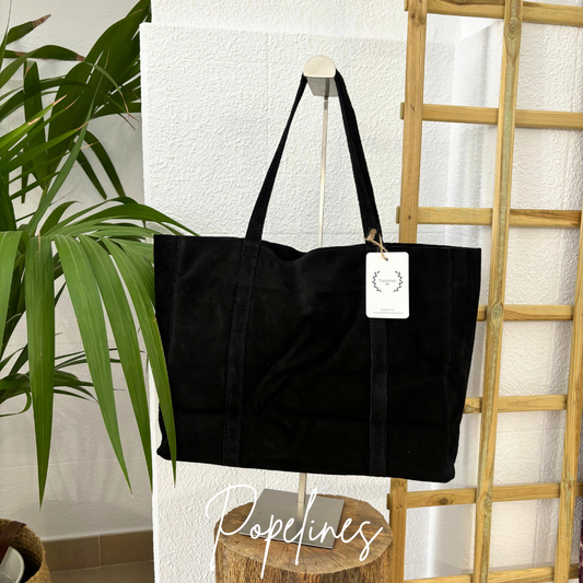 Bolso piel rectangular negro.