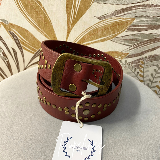 Cinturón tachuelas rombos burdeos