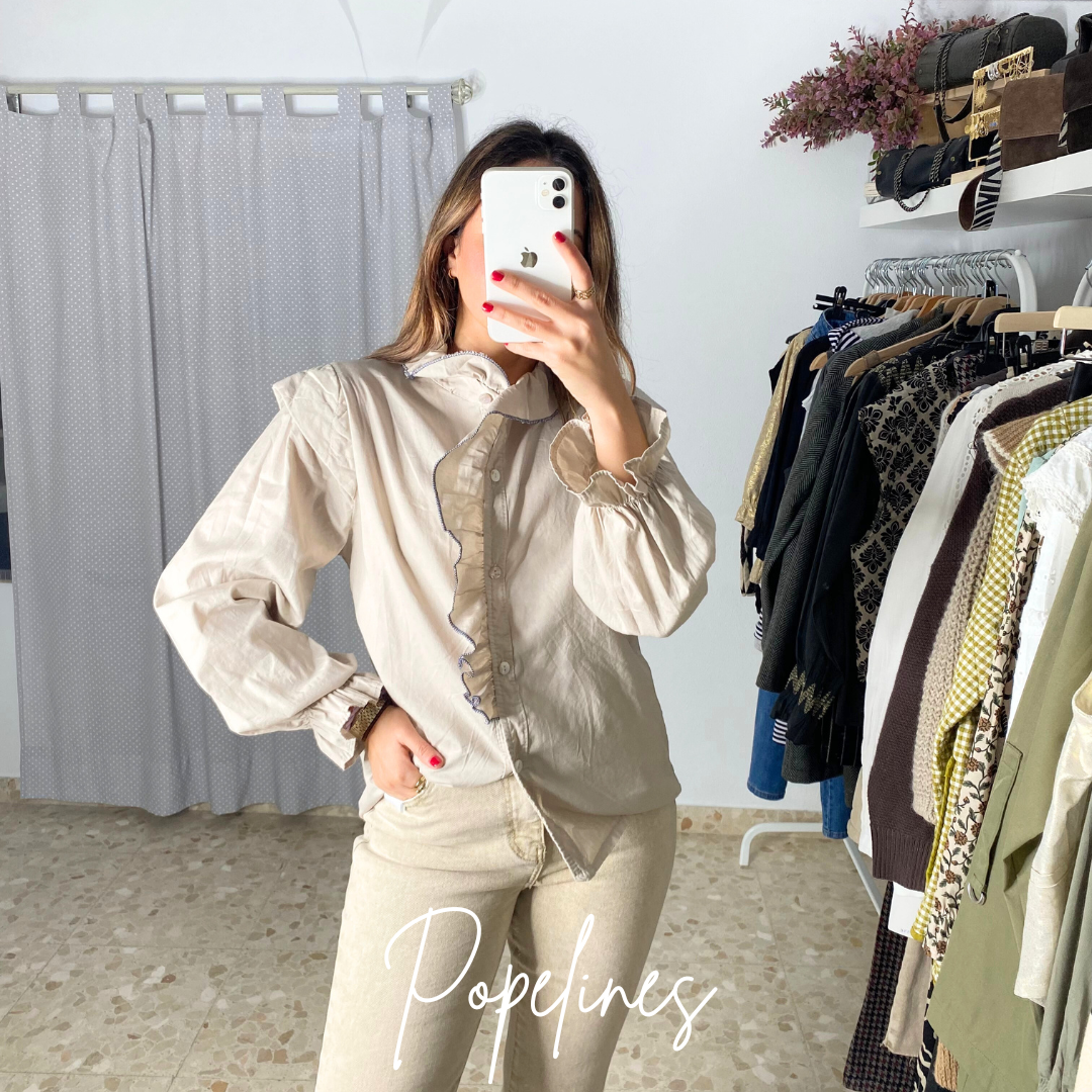 Blusa volante beige.