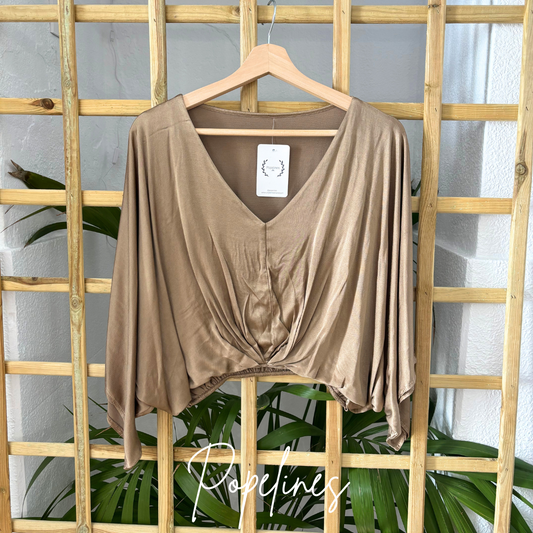 Blusa nudo satinada camel.