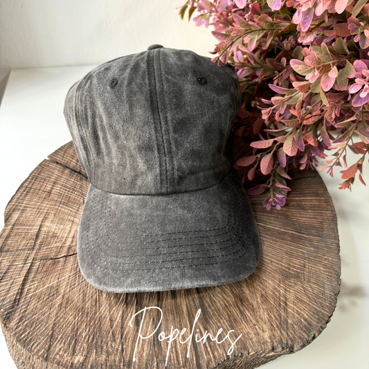 Gorra gris oscura.