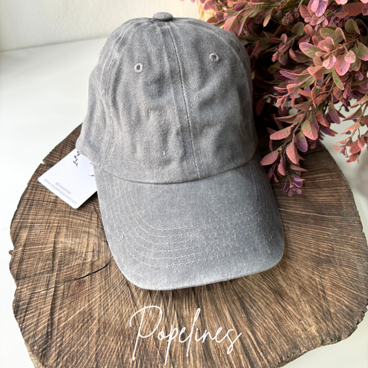 Gorra gris clara.