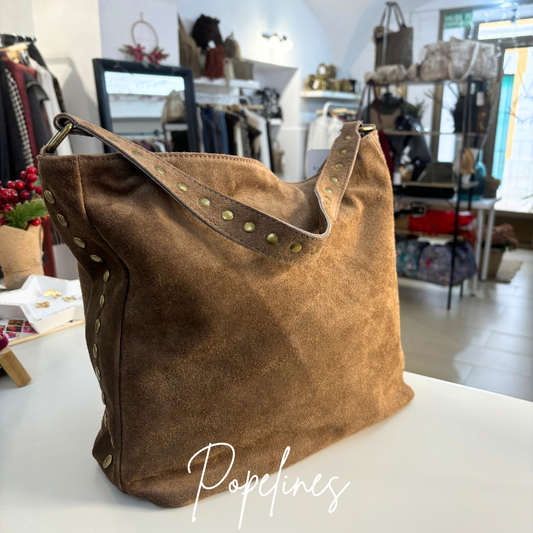 Bolso detalles tachuelas camel.