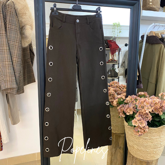 Pantalón arandelas laterales chocolate