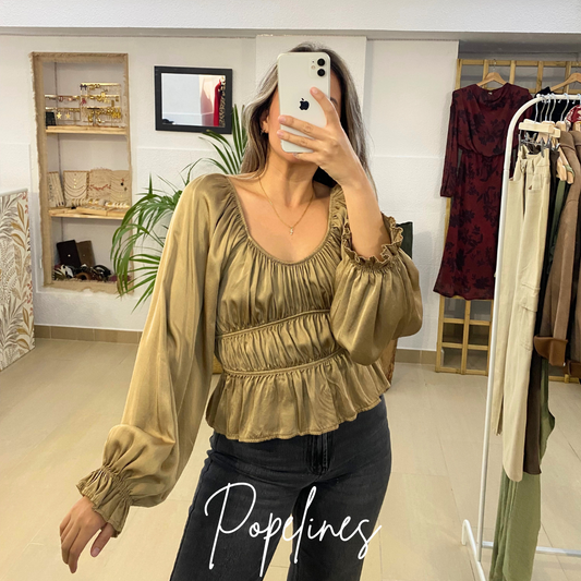 Blusa frunces satinada camel.