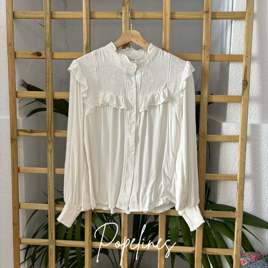 Blusa blanca bordada.