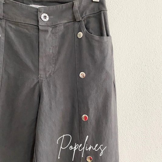 Pantalón tachuela delantera gris