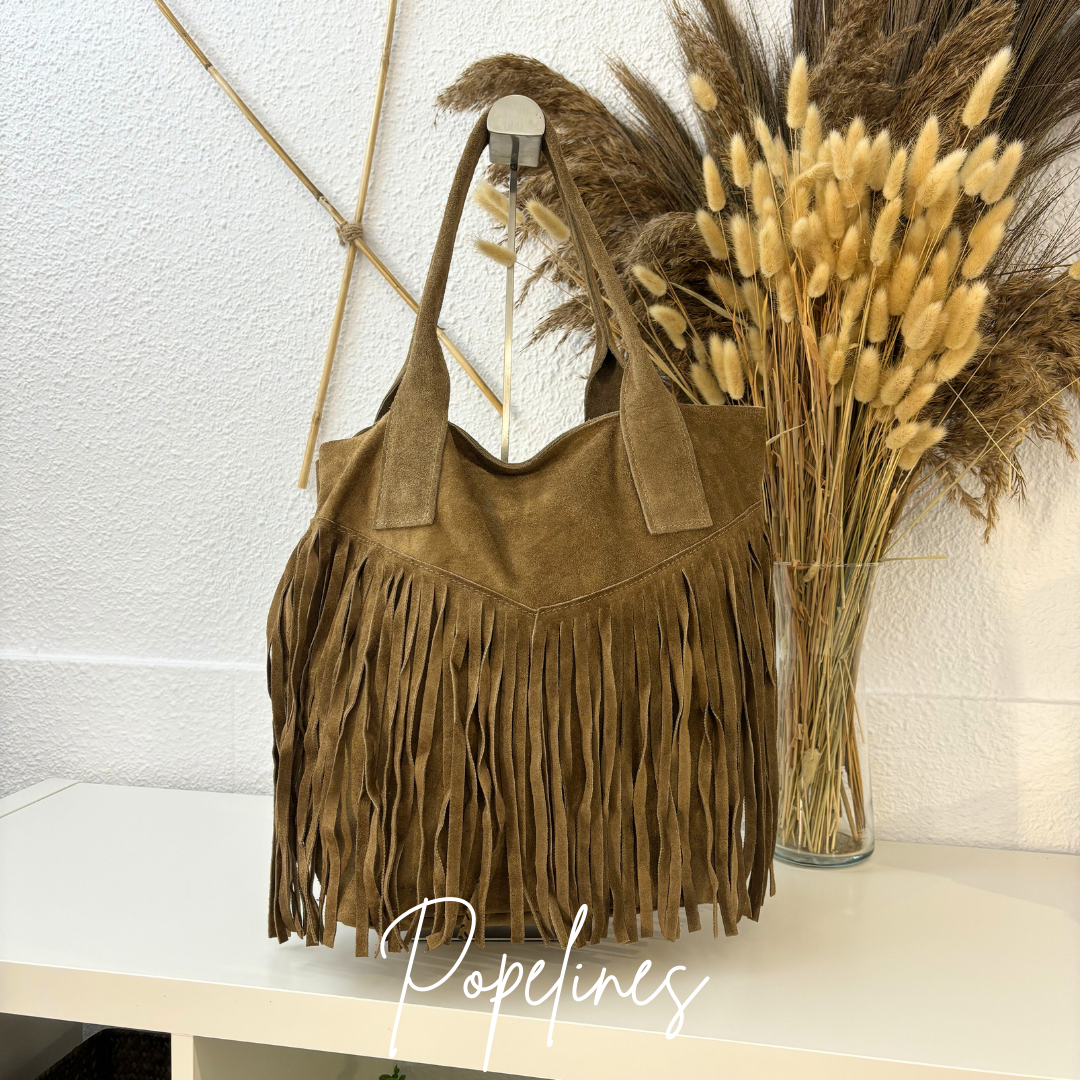 Bolso beige flecos.