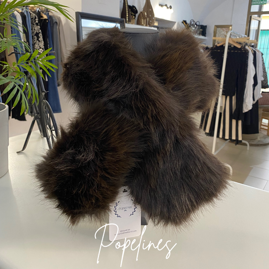 Cuello pelo chocolate