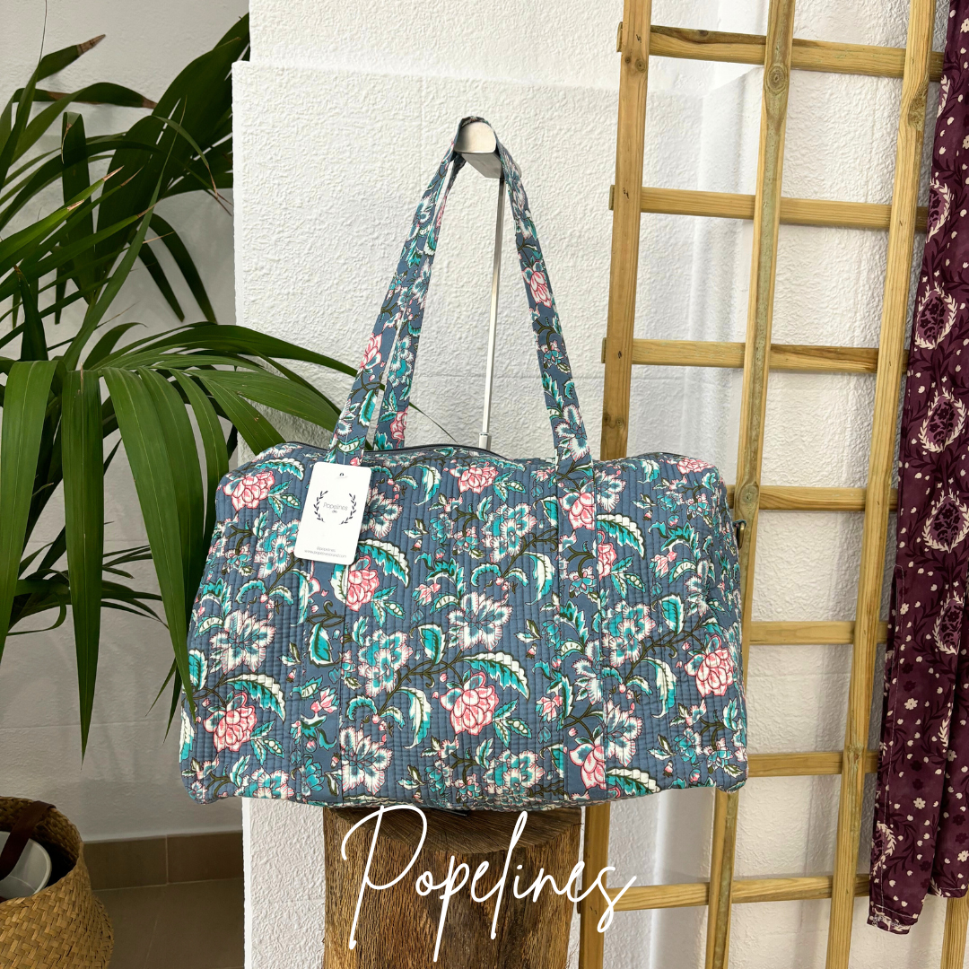 Bolso de viaje floral.