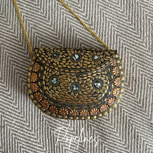 Bolso latón con detalles dorados y cobre