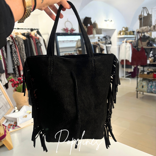 Bolso flecos negro.