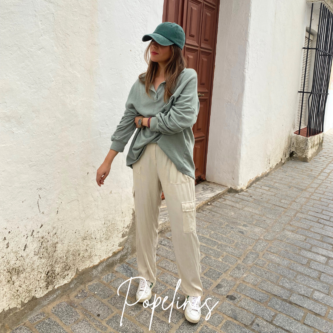 Pantalón satinado cargo beige.