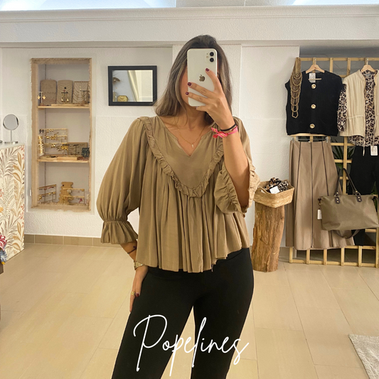 Blusa volantito camel.